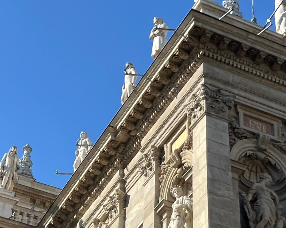 Callas is located right next to the Hungarian State Opera House Restaurant next to the Opera House