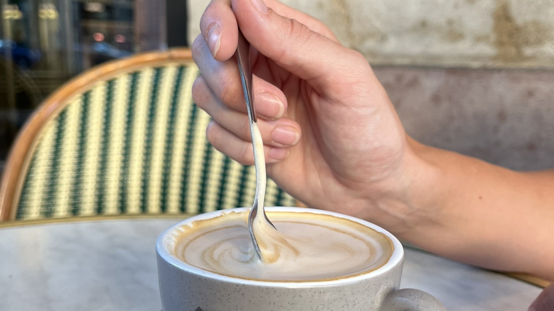 Andrássy úti kávézó – Elegancia, kultúra és budapesti kávéházi élmény