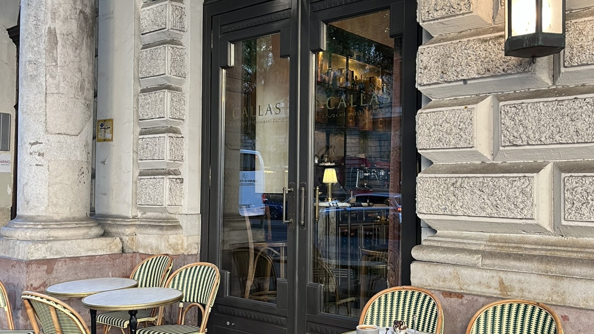 Classic Budapest coffee house – Tradition, culture & timeless café elegance