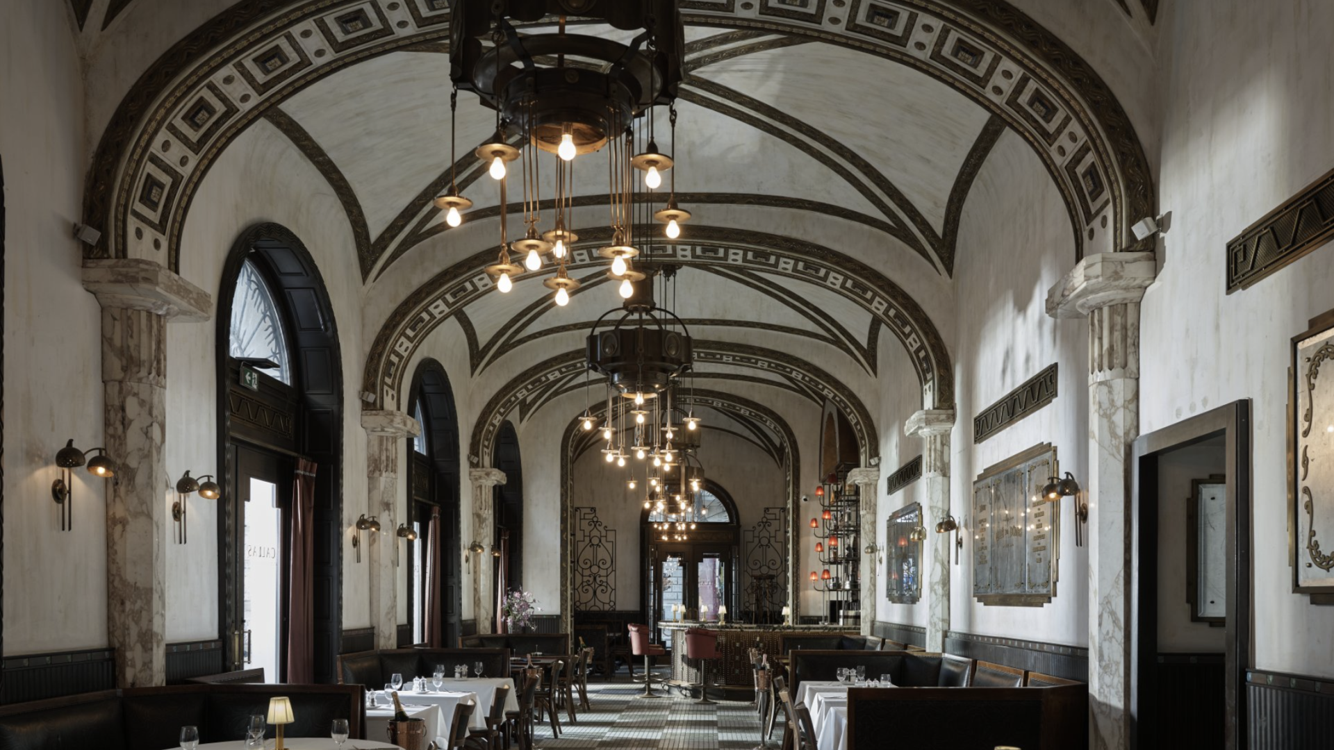 Discover the history and architectural wonders of the Callas Café & Restaurant palace in the heart of Budapest, filled with delightful drinks and dishes!