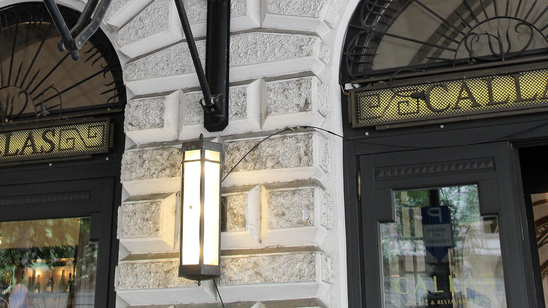 A Callas Café & Restaurant neve a görög származású Maria Callas operadíva előtt tiszteleg, eleganciáját és a kor klasszikus hangulatát idézve Budapesten.